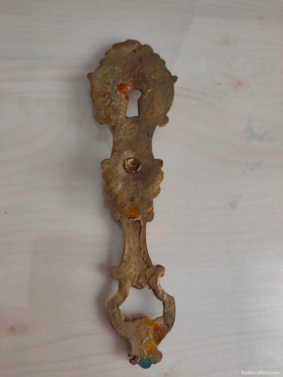 Antig&uuml;edades: Tirador de bronce con boca llave. 16 cms - Foto 2