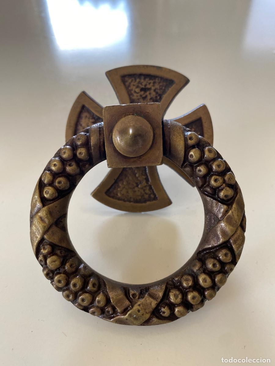 Antig&uuml;edades: Argolla tirador bronce macizo - Foto 1