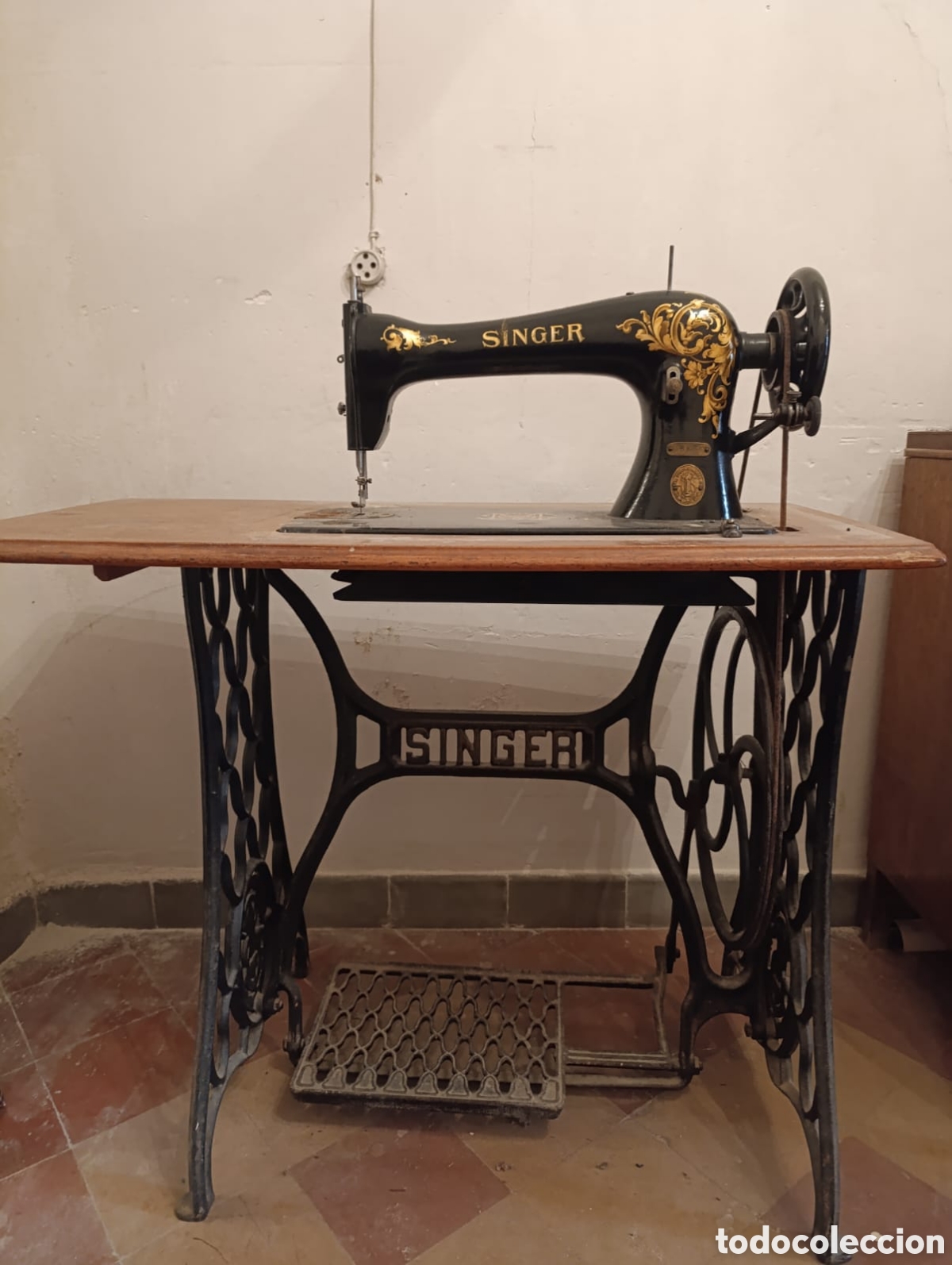 Antig&uuml;edades: Maquina de coser Singer antigua - Foto 1
