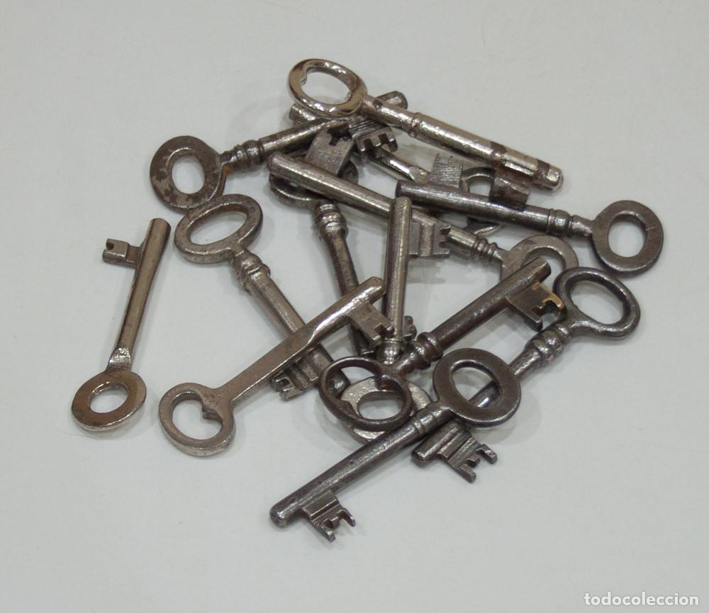 Antig&uuml;edades: LOTE DE 13 ANTIGUAS LLAVES DE PUERTA. - Foto 1
