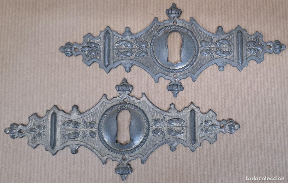 Antig&uuml;edades: 2 escudos boca llaves para mueble - Foto 1