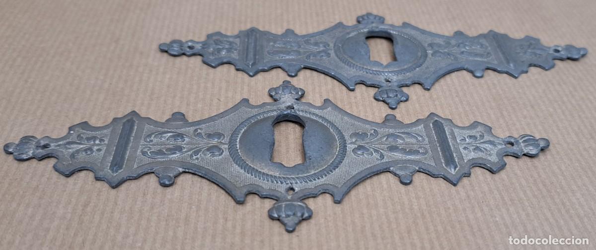 Antig&uuml;edades: 2 escudos boca llaves para mueble - Foto 2