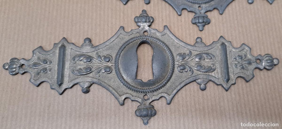 Antig&uuml;edades: 2 escudos boca llaves para mueble - Foto 3