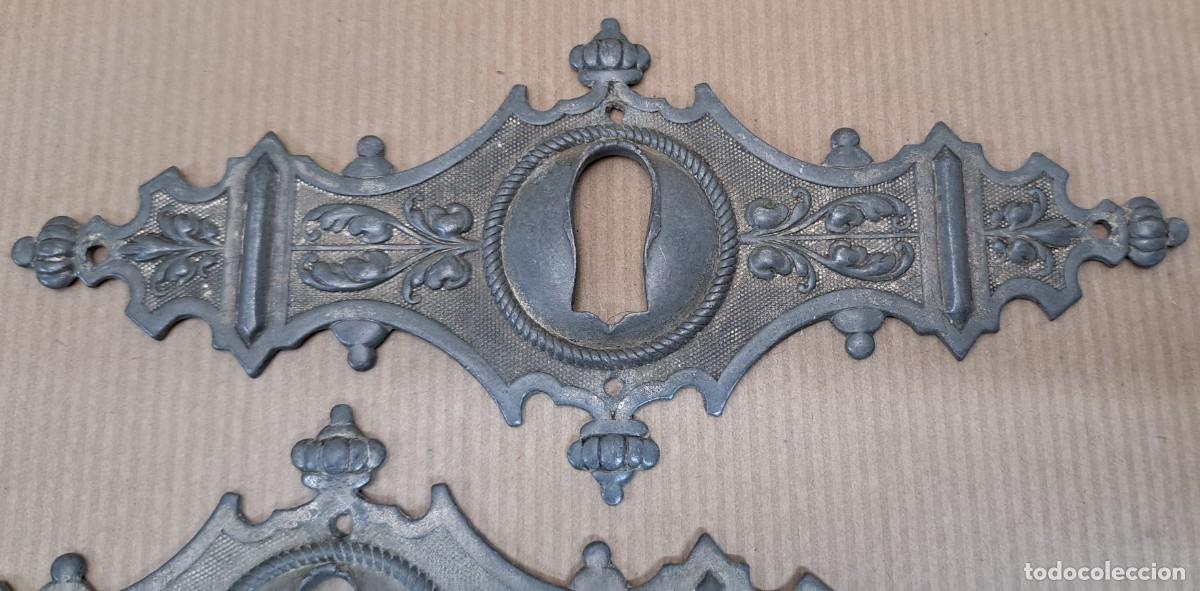 Antig&uuml;edades: 2 escudos boca llaves para mueble - Foto 4