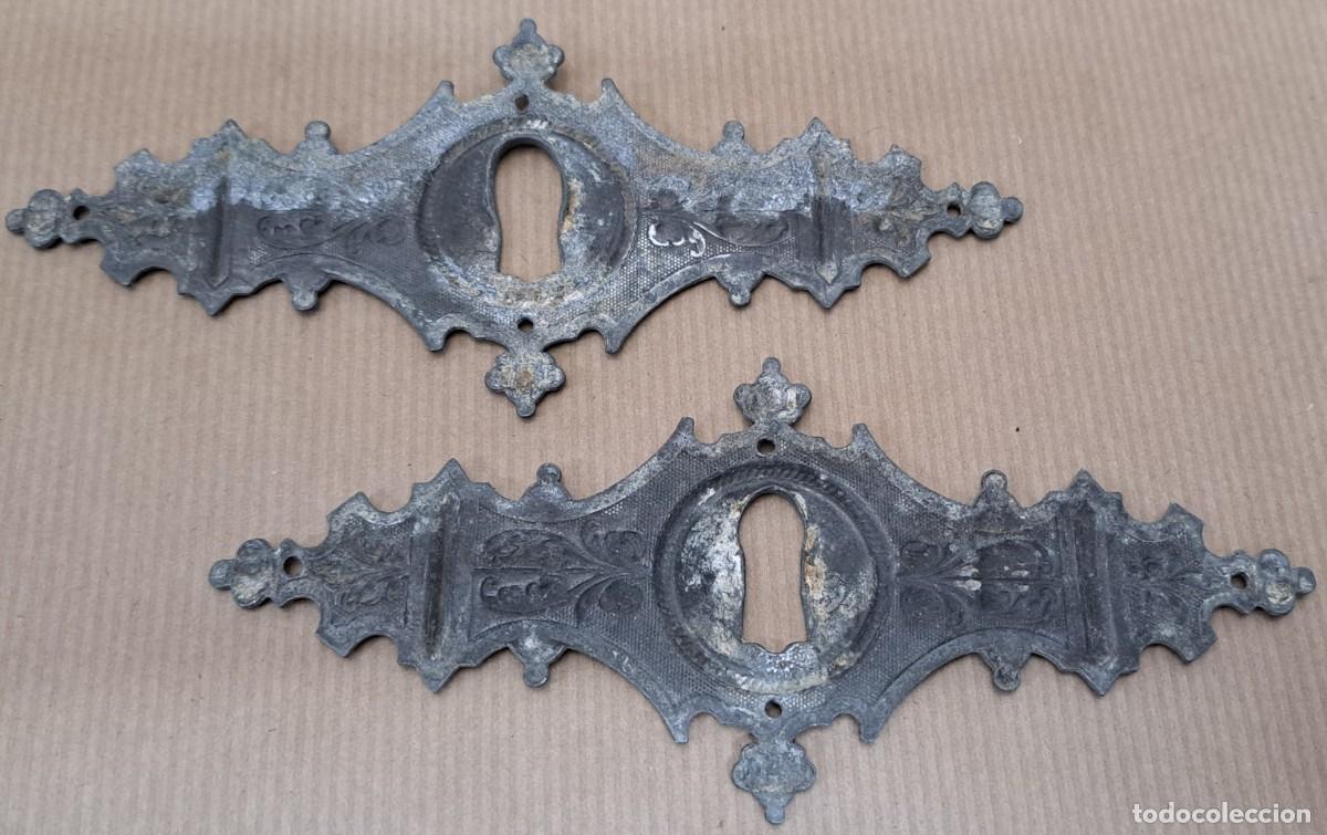 Antig&uuml;edades: 2 escudos boca llaves para mueble - Foto 5