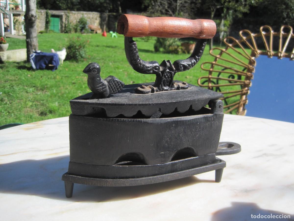 Antig&uuml;edades: PLANCHA DE CARB&Oacute;N - HIERRO FUNDIDO - CON SOPORTE - Foto 1