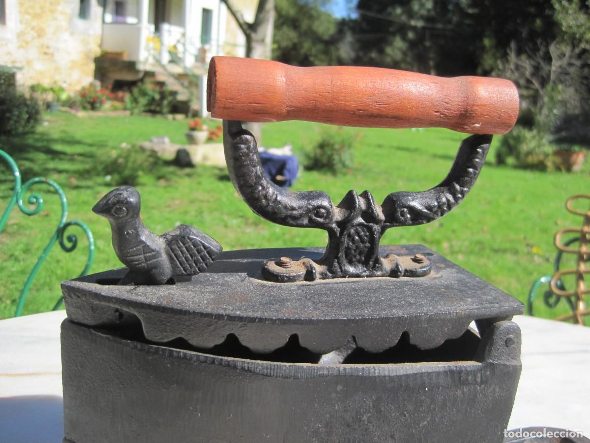 Antig&uuml;edades: PLANCHA DE CARB&Oacute;N - HIERRO FUNDIDO - CON SOPORTE - Foto 2