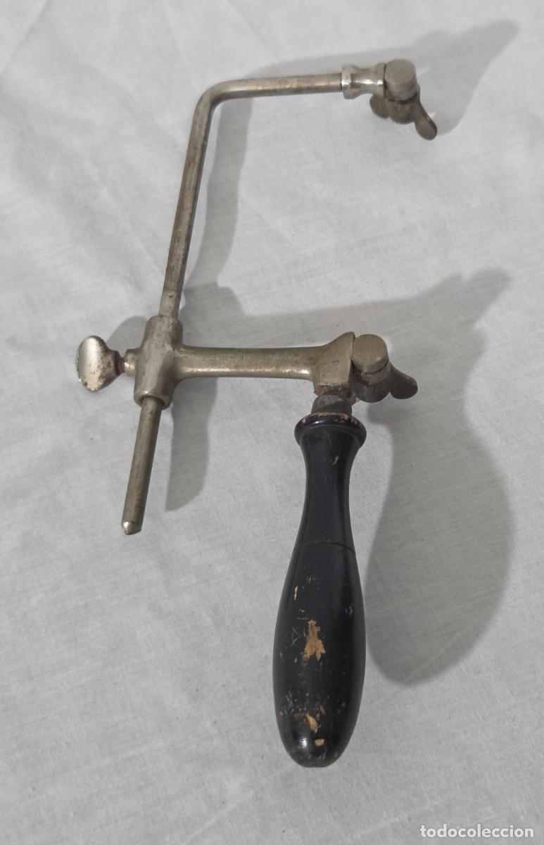 Antig&uuml;edades: Antigua segueta de hierro con mango de madera - Foto 2