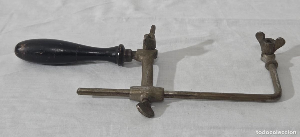 Antig&uuml;edades: Antigua segueta de hierro con mango de madera - Foto 10
