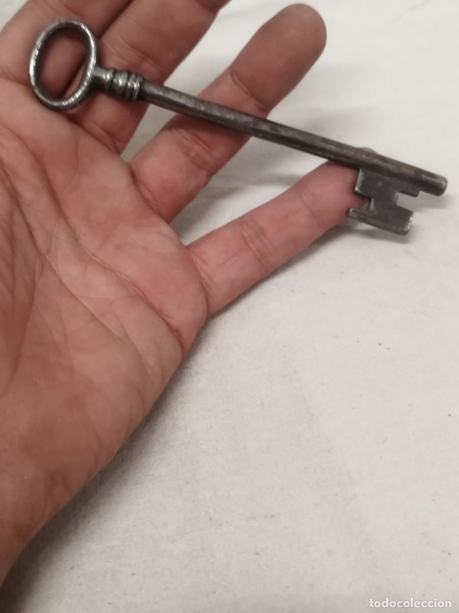 Antig&uuml;edades: Antigua llave de forja para puerta. - Foto 1