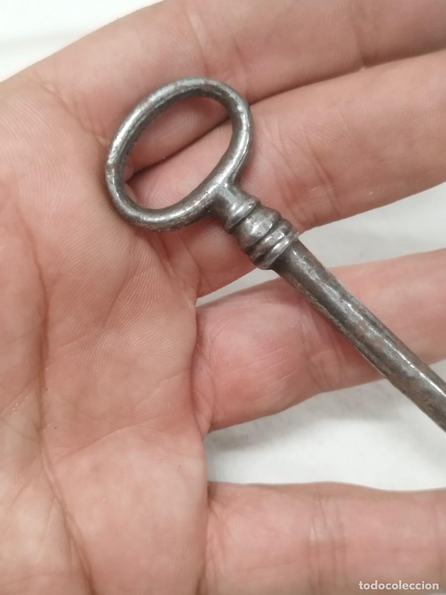 Antig&uuml;edades: Antigua llave de forja para puerta. - Foto 3