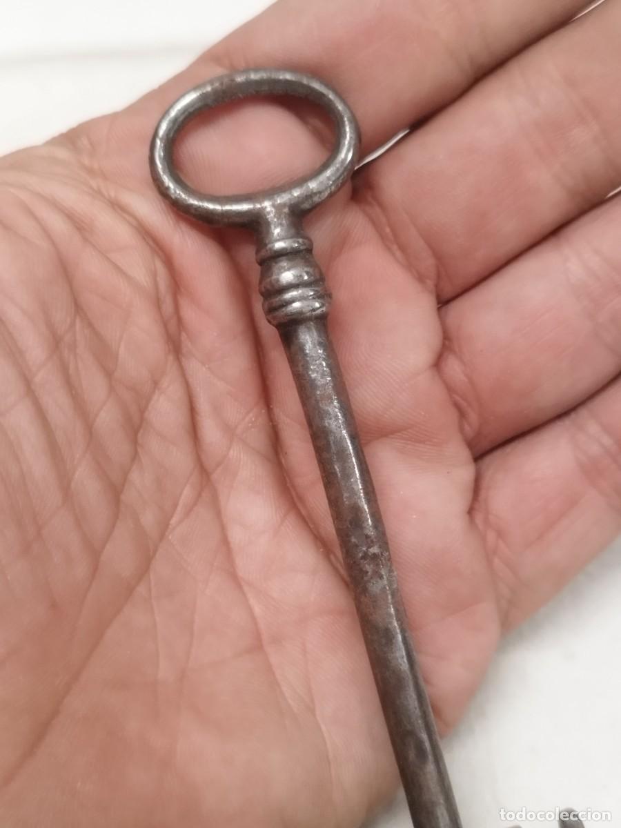 Antig&uuml;edades: Antigua llave de forja para puerta. - Foto 4