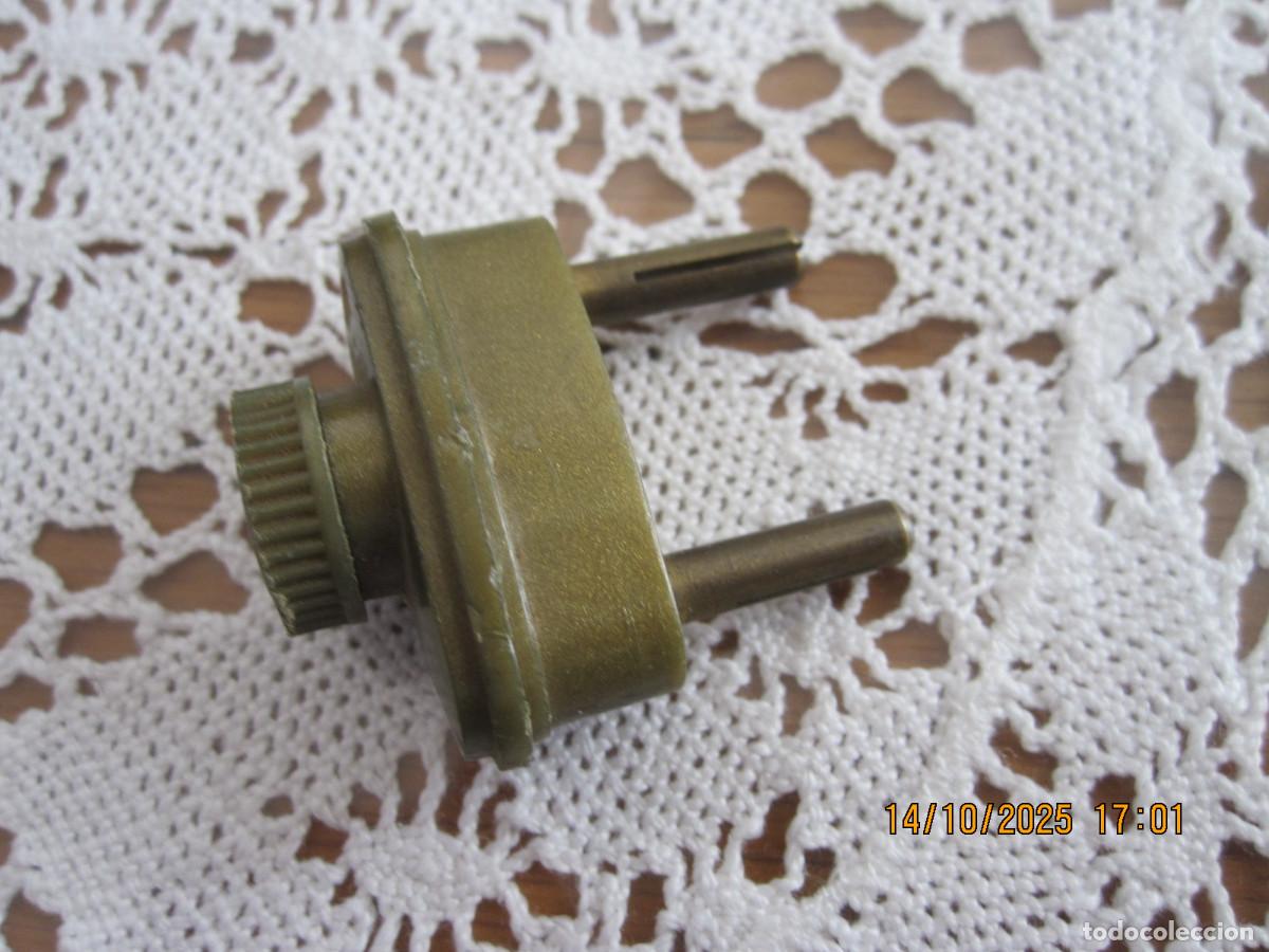 Antig&uuml;edades: antiguo y muy raro enchufe de plastico - Foto 1