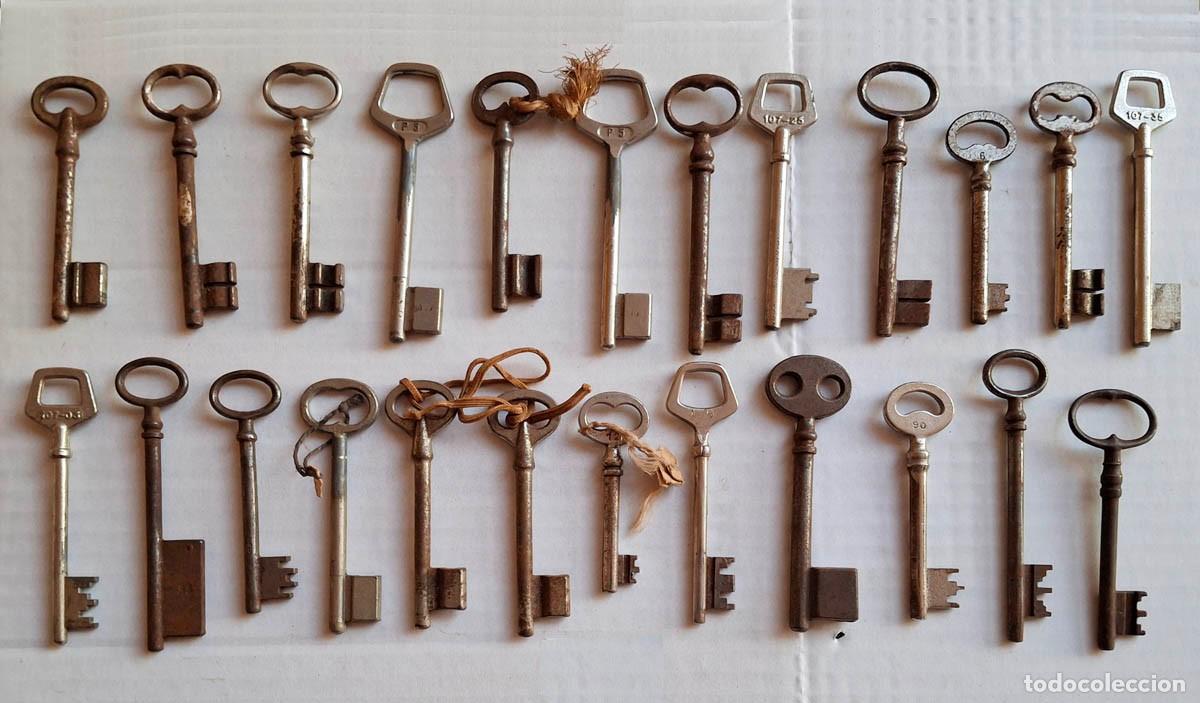 Antig&uuml;edades: Colecci&oacute;n de 24 llaves, 680 gr. - Foto 1