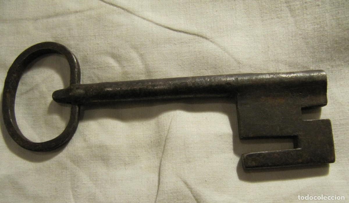 Antig&uuml;edades: ANTIGUA LLAVE FORJADA DE HIERRO - MIDE 15 CM - Foto 1
