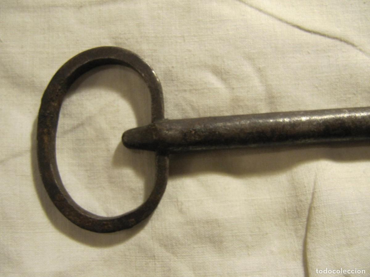 Antig&uuml;edades: ANTIGUA LLAVE FORJADA DE HIERRO - MIDE 15 CM - Foto 2