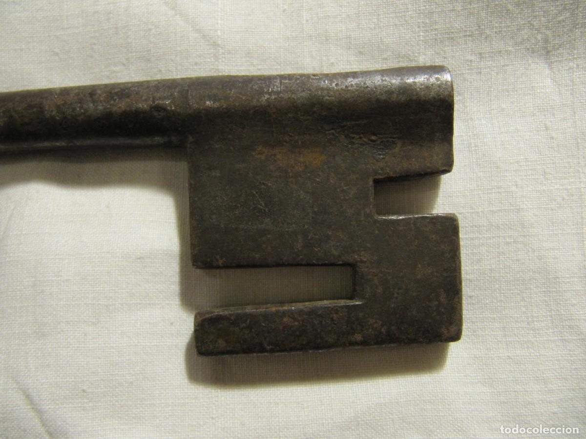 Antig&uuml;edades: ANTIGUA LLAVE FORJADA DE HIERRO - MIDE 15 CM - Foto 3