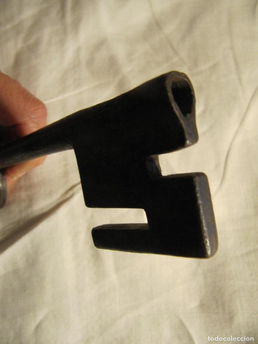 Antig&uuml;edades: ANTIGUA LLAVE FORJADA DE HIERRO - MIDE 15 CM - Foto 4