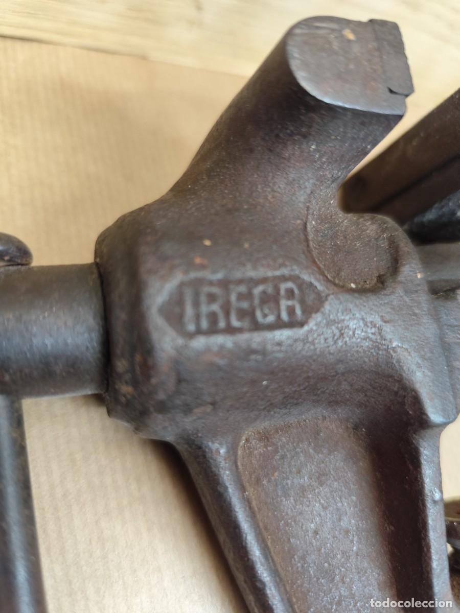 Antig&uuml;edades: Peque&ntilde;o tornillo de banco, Irega - Foto 3