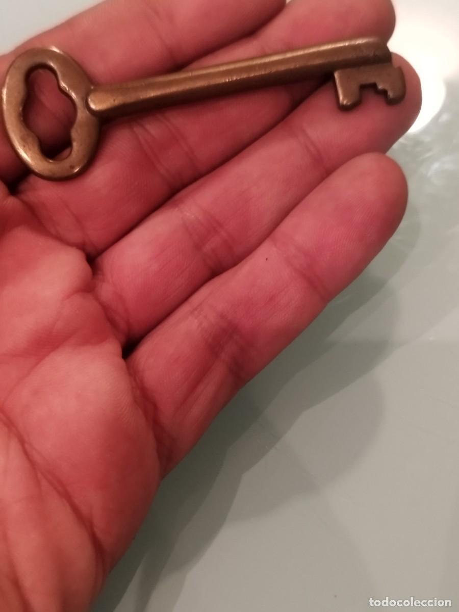 Antig&uuml;edades: Antigua llave de lat&oacute;n. Para puerta. - Foto 1