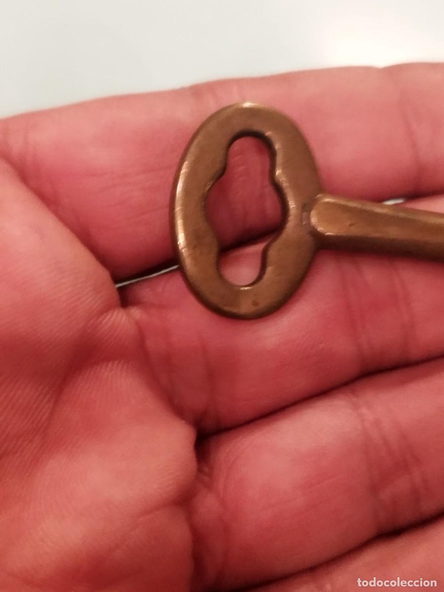 Antig&uuml;edades: Antigua llave de lat&oacute;n. Para puerta. - Foto 3