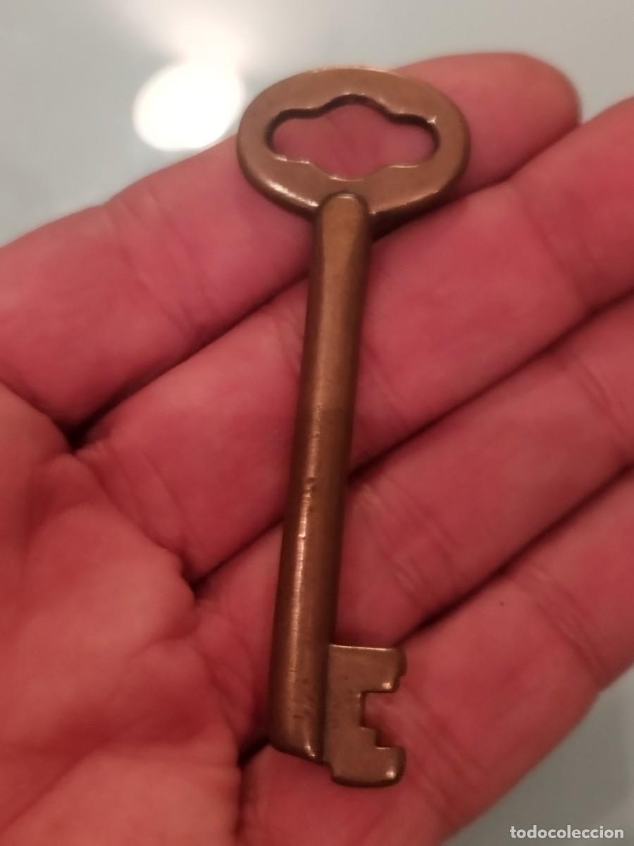 Antig&uuml;edades: Antigua llave de lat&oacute;n. Para puerta. - Foto 4