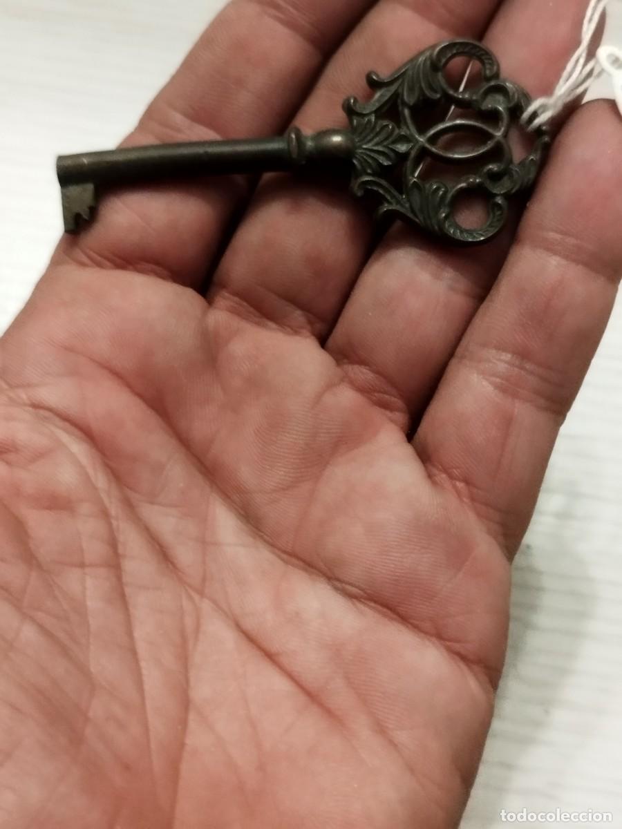 Antig&uuml;edades: Antigua llave de lat&oacute;n. - Foto 1