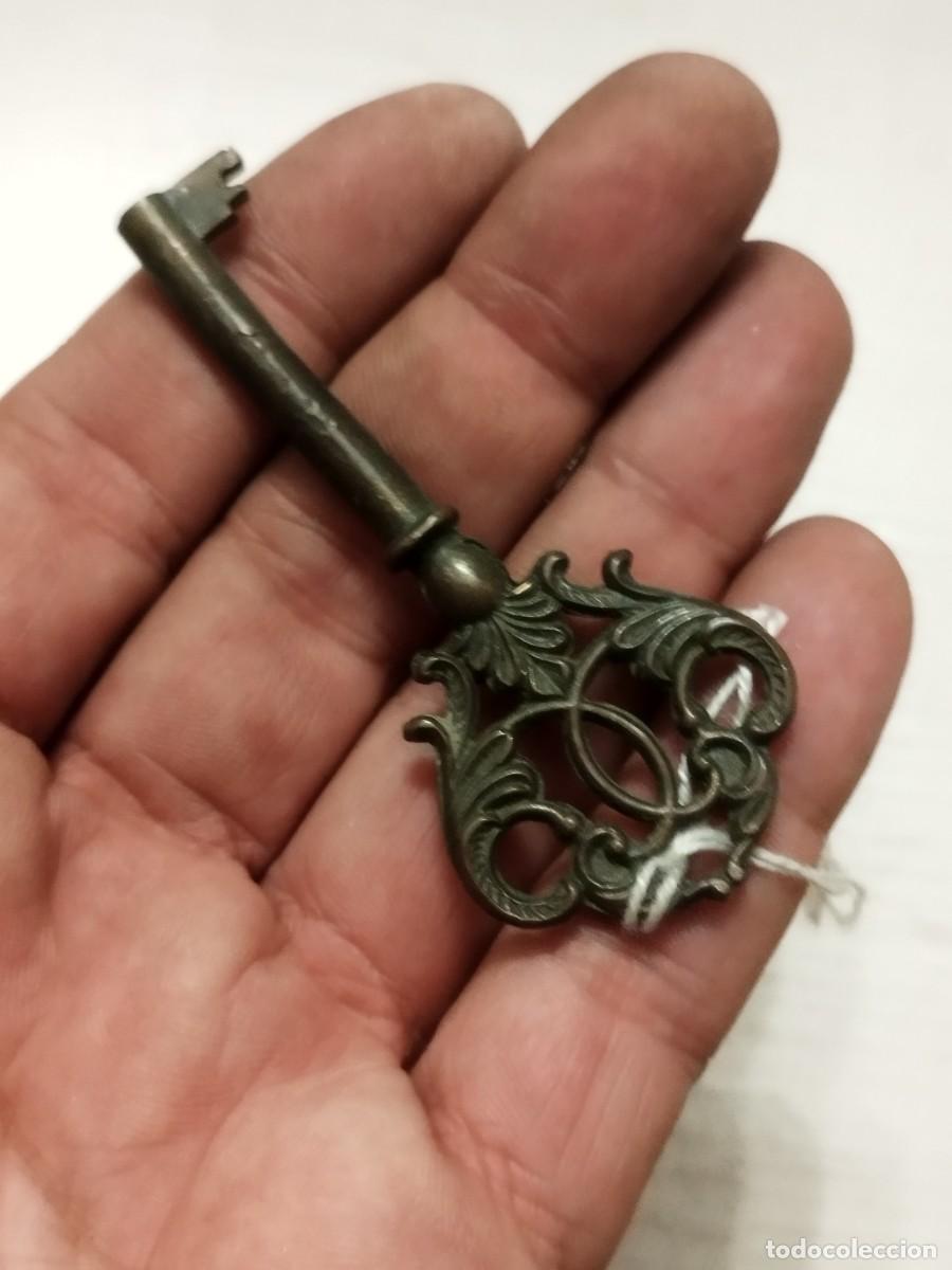 Antig&uuml;edades: Antigua llave de lat&oacute;n. - Foto 3
