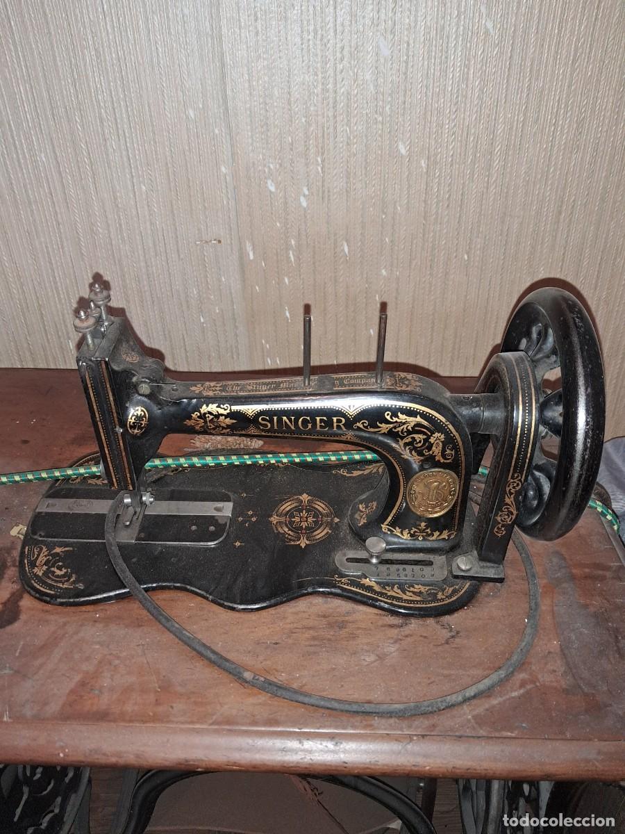 Antig&uuml;edades: Maquina de coser antigua - Foto 1
