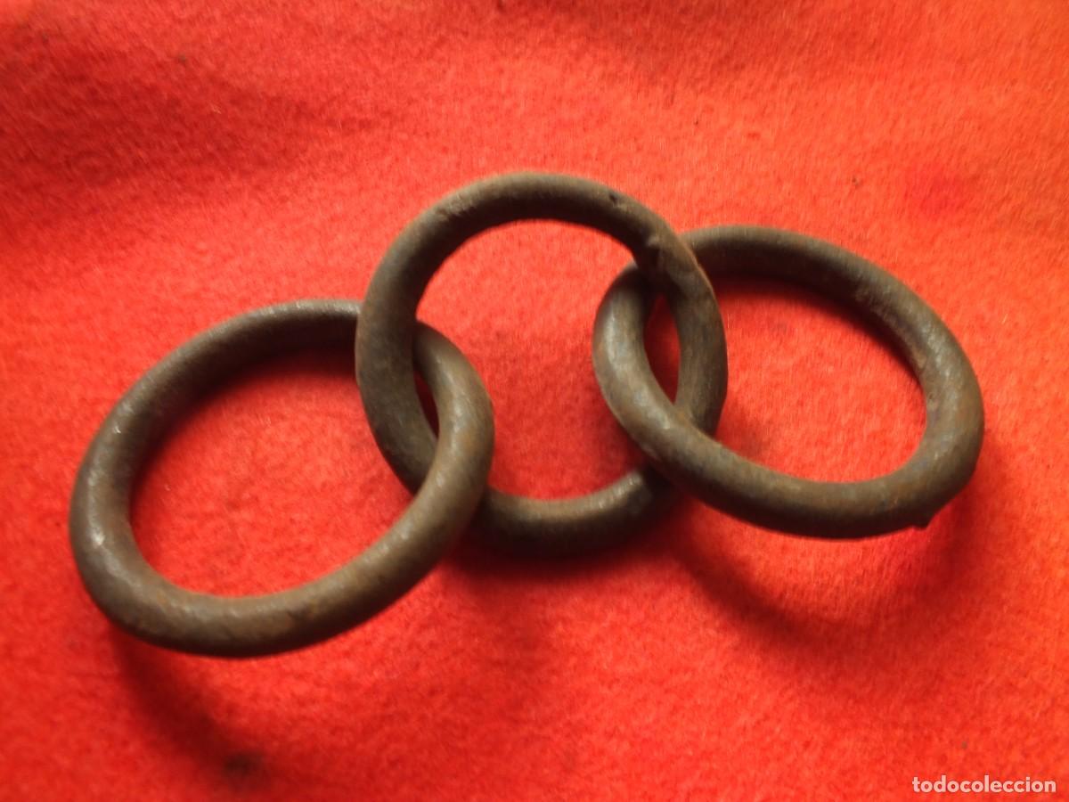 Antig&uuml;edades: CADENA CON TRES ARGOLLAS DE FORJA ENTRELAZADAS - Foto 1