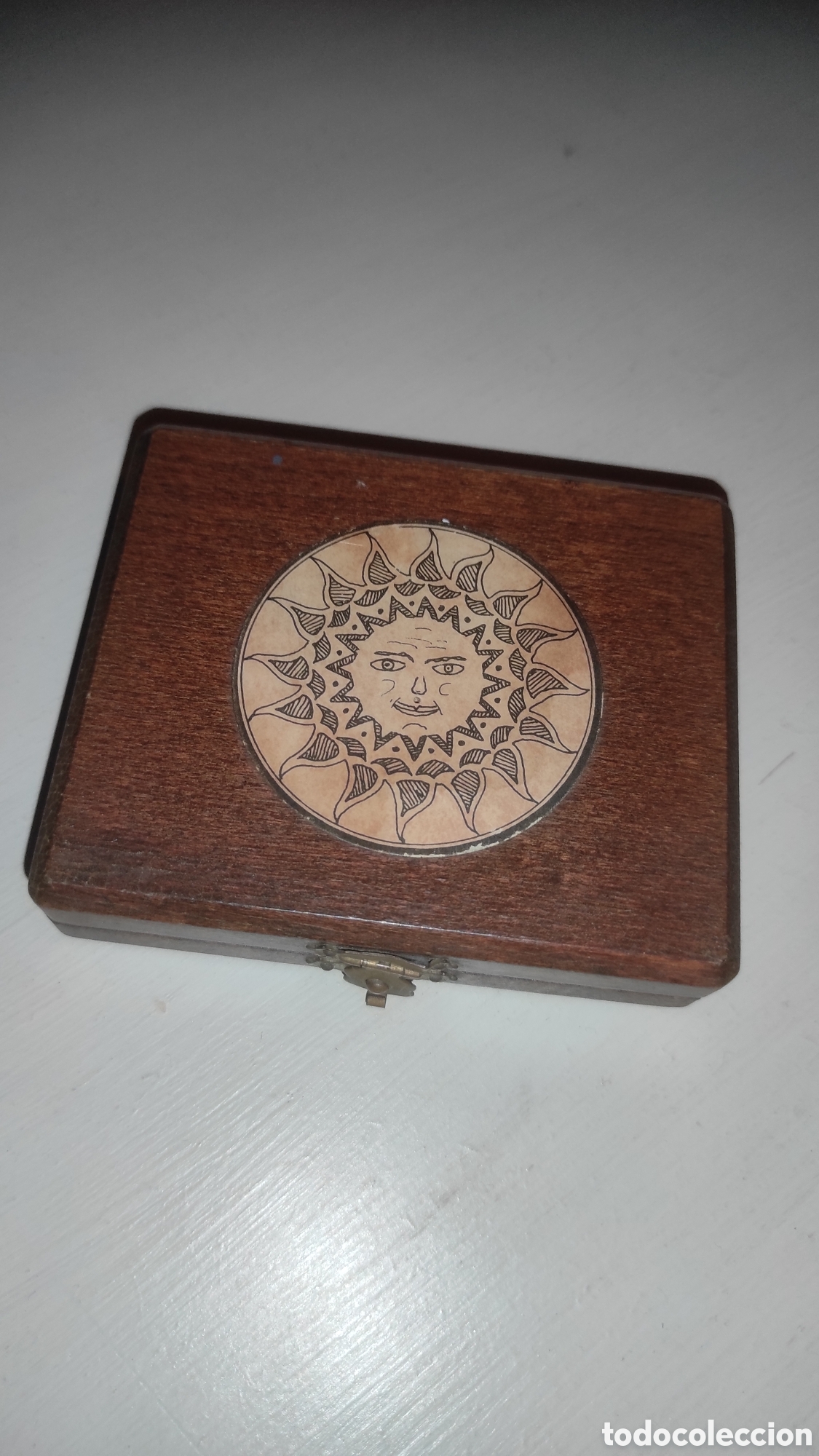 Antig&uuml;edades: Reloj de sol con brujula de madera - Foto 1