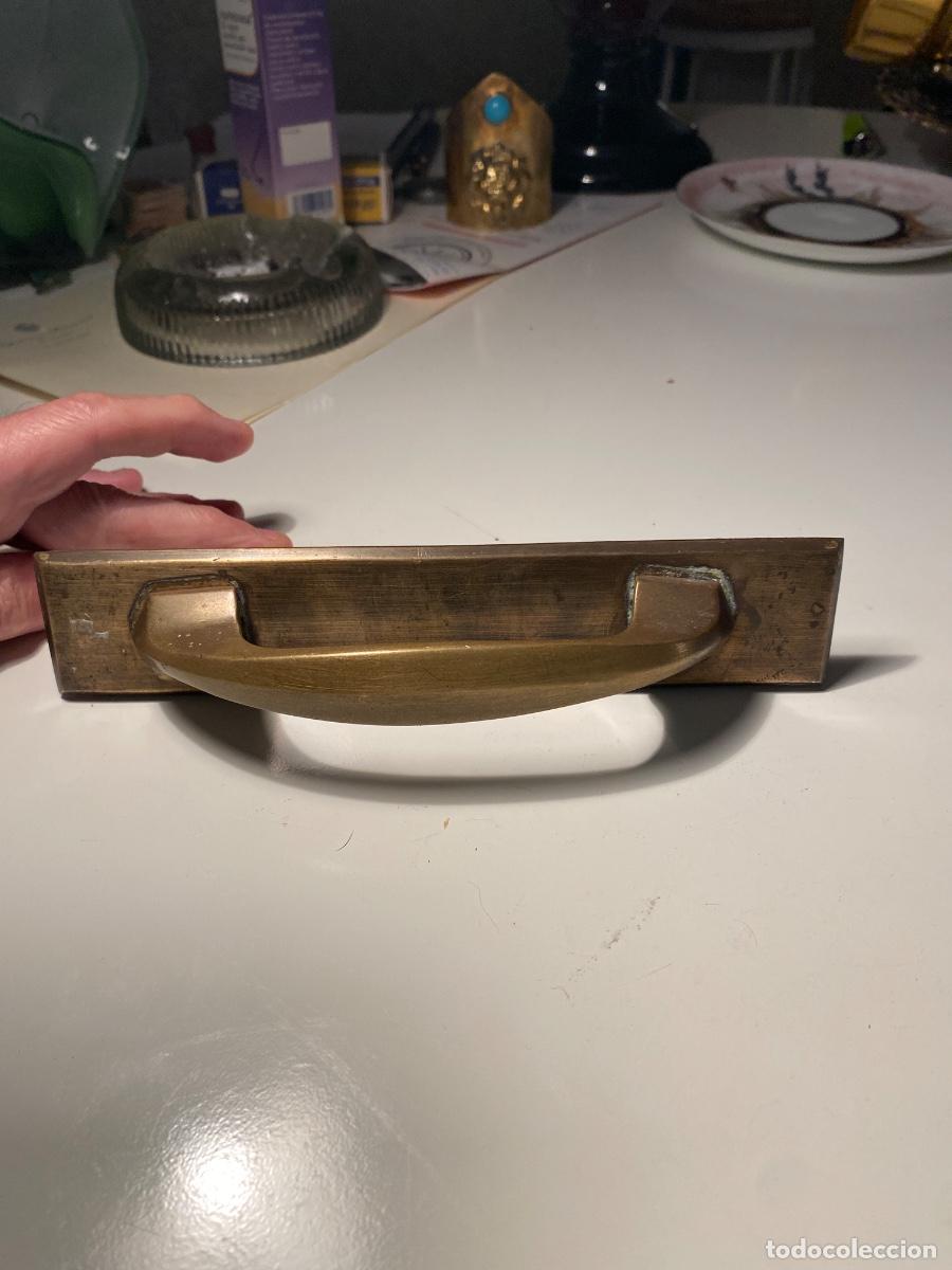 Antig&uuml;edades: Tirador de bronce macizo. Mide 19,5 cm - Foto 1