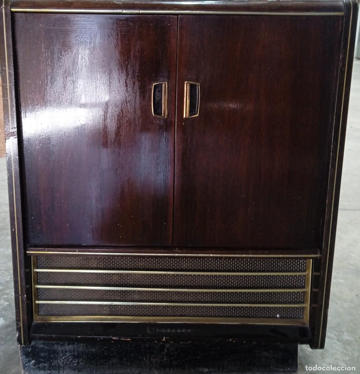 Antig&uuml;edades: Televisi&oacute;n antigua encastrada en mueble - Foto 1
