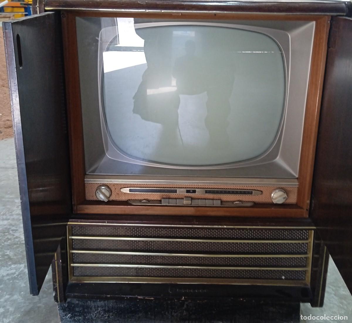Antig&uuml;edades: Televisi&oacute;n antigua encastrada en mueble - Foto 2