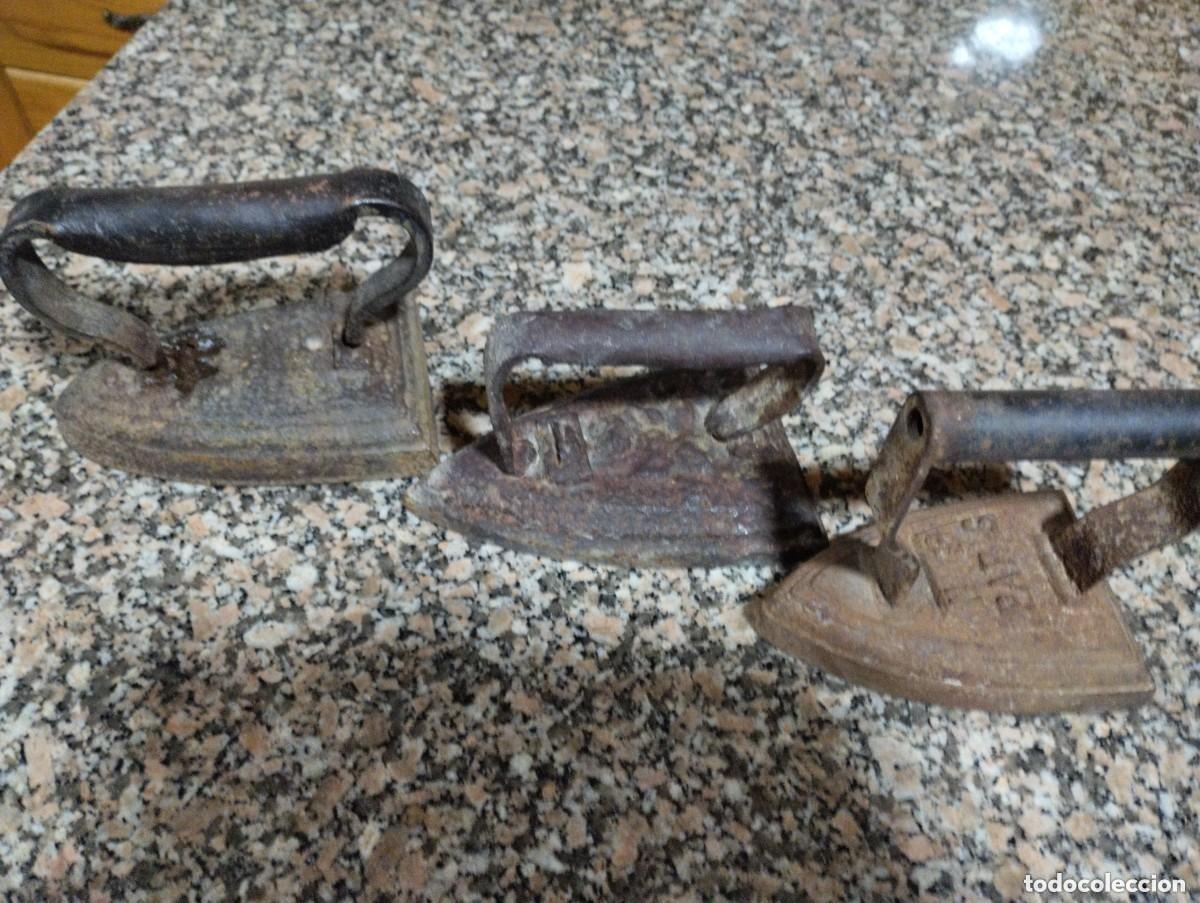 Antig&uuml;edades: tres planchas antiguas de hierro - Foto 1