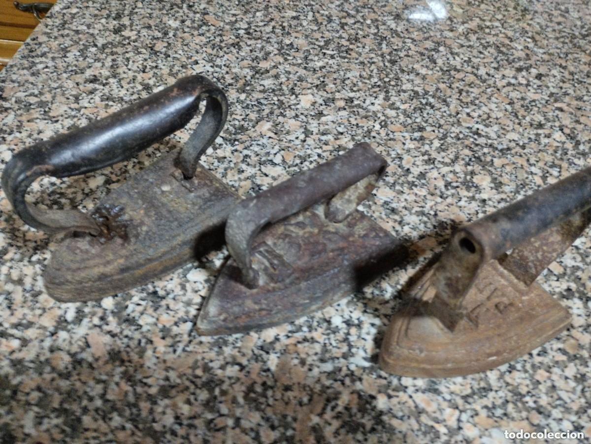 Antig&uuml;edades: tres planchas antiguas de hierro - Foto 2