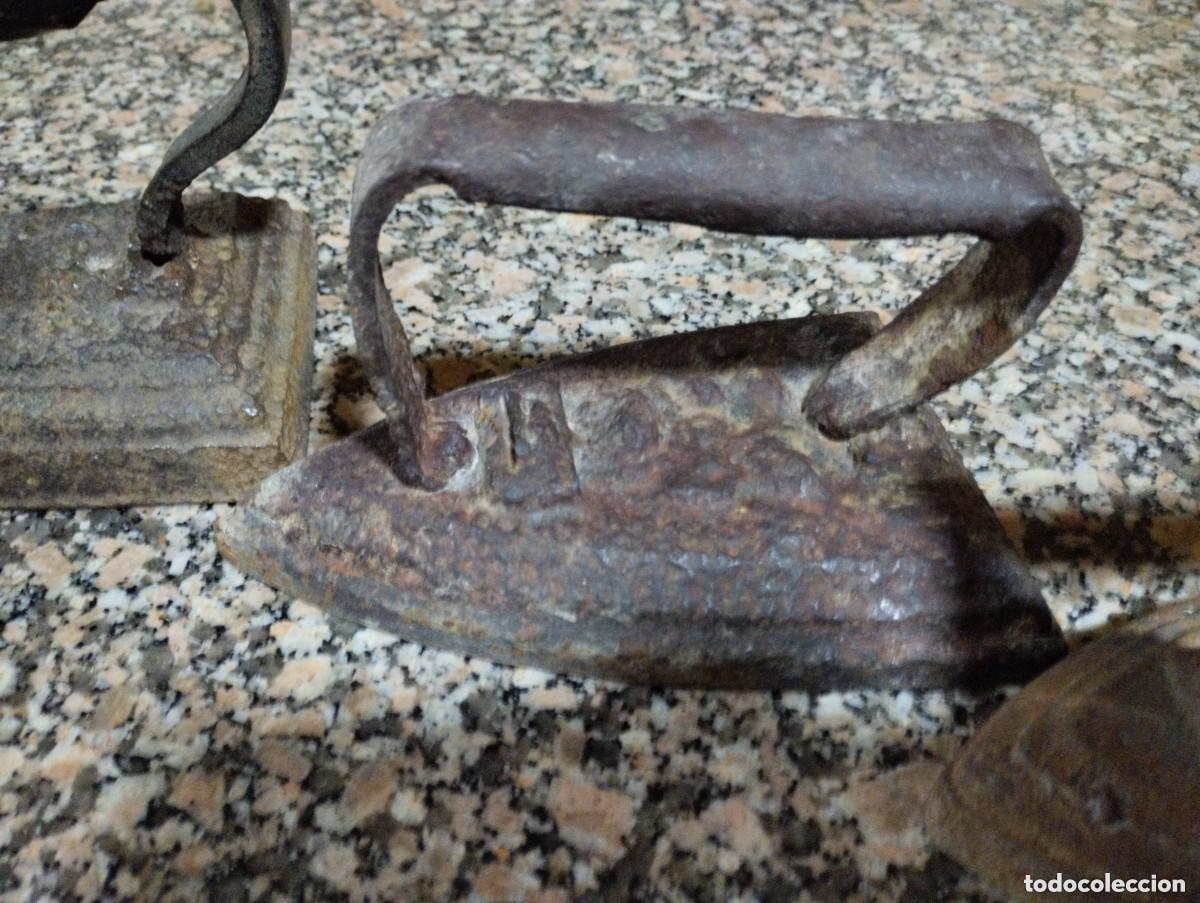 Antig&uuml;edades: tres planchas antiguas de hierro - Foto 5