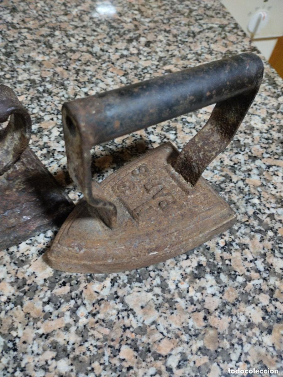Antig&uuml;edades: tres planchas antiguas de hierro - Foto 8