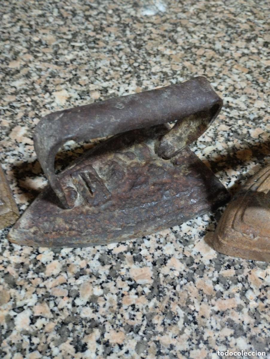 Antig&uuml;edades: tres planchas antiguas de hierro - Foto 9
