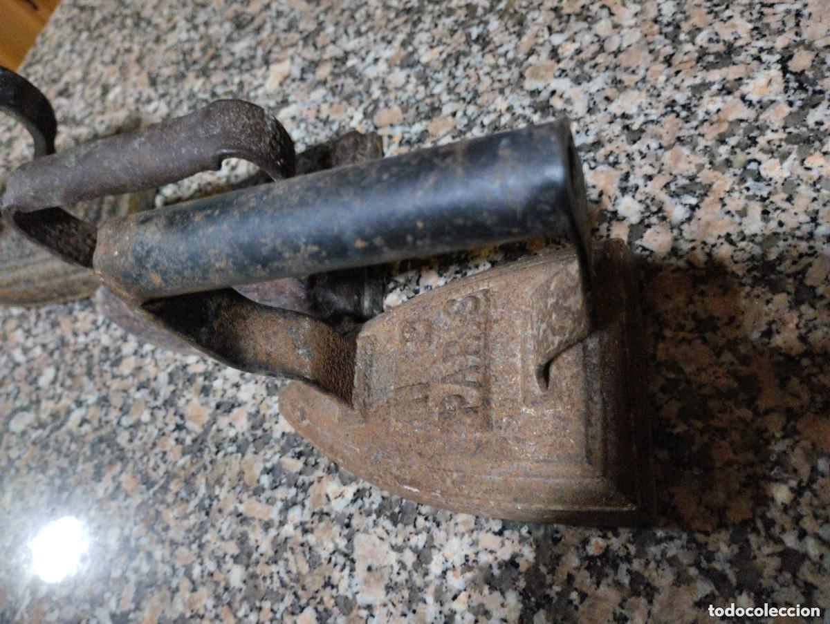 Antig&uuml;edades: tres planchas antiguas de hierro - Foto 10