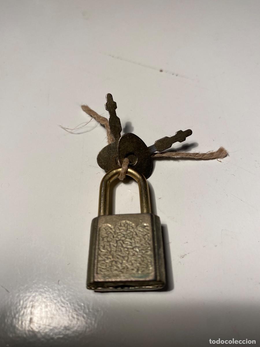 Antig&uuml;edades: Peque&ntilde;o candado de lat&oacute;n con llaves - Foto 1