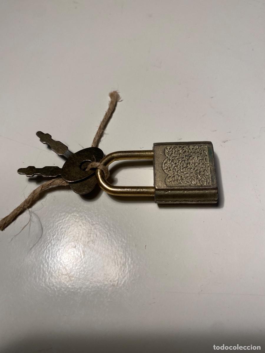 Antig&uuml;edades: Peque&ntilde;o candado de lat&oacute;n con llaves - Foto 2