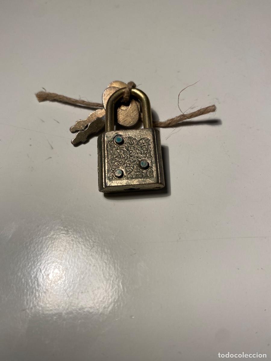 Antig&uuml;edades: Peque&ntilde;o candado de lat&oacute;n con llaves - Foto 3
