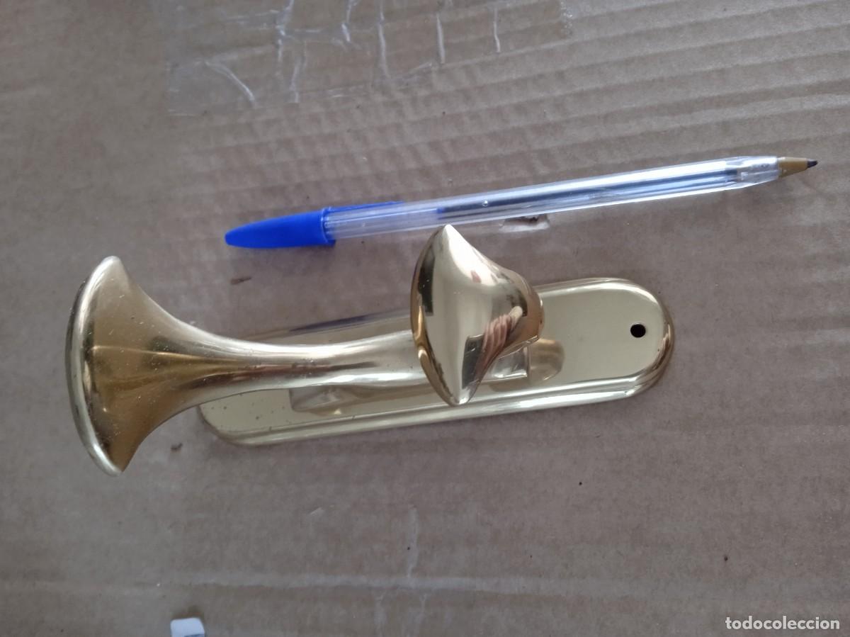 Antig&uuml;edades: Colgador o percha de bronce lat&oacute;n - Foto 1
