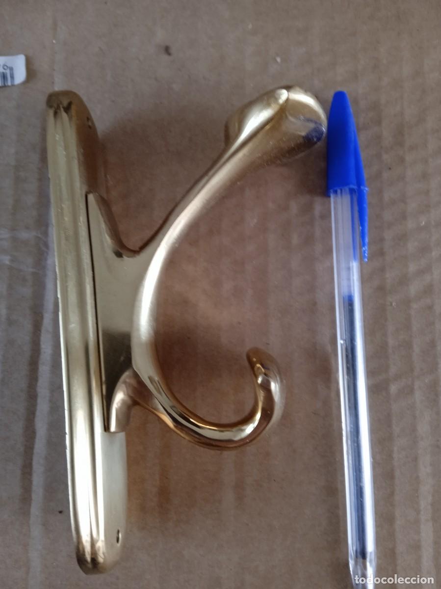 Antig&uuml;edades: Colgador o percha de bronce lat&oacute;n - Foto 2