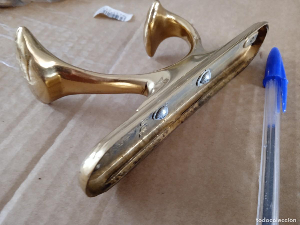 Antig&uuml;edades: Colgador o percha de bronce lat&oacute;n - Foto 3