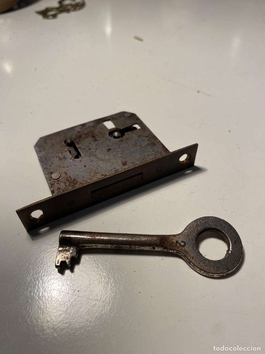 Antig&uuml;edades: Cerradura para mueble con llave - Foto 1