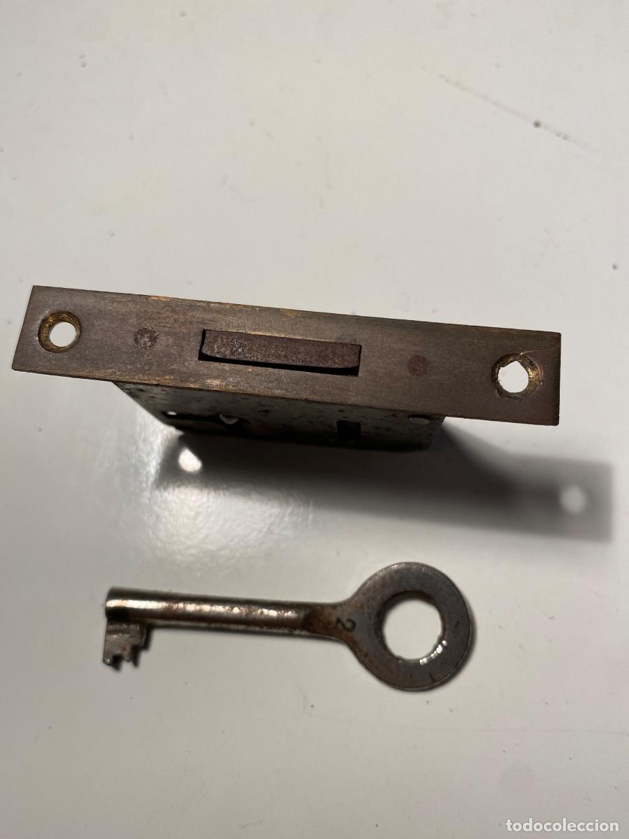Antig&uuml;edades: Cerradura para mueble con llave - Foto 2