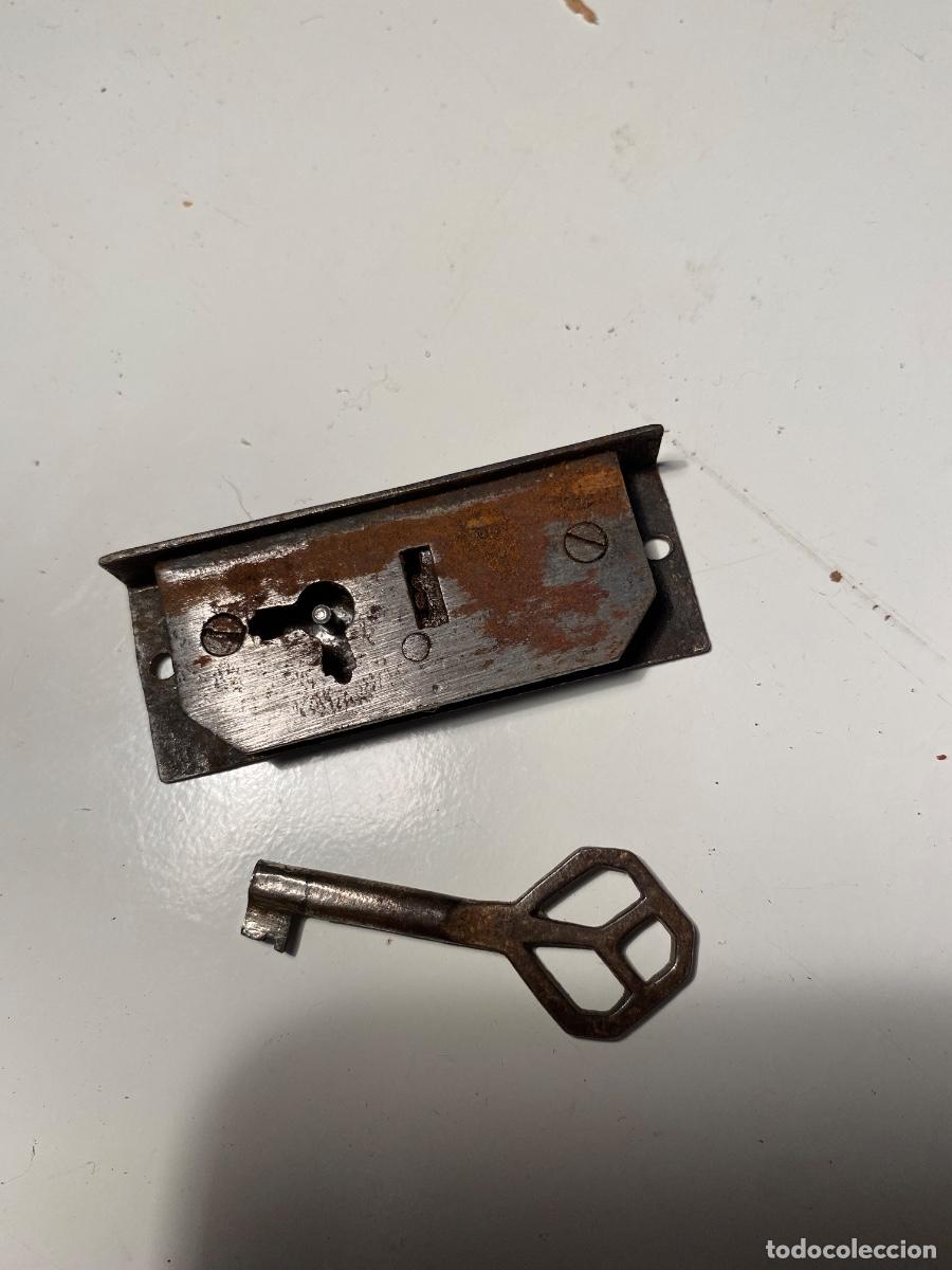 Antig&uuml;edades: Cerradura para mueble con llave - Foto 1