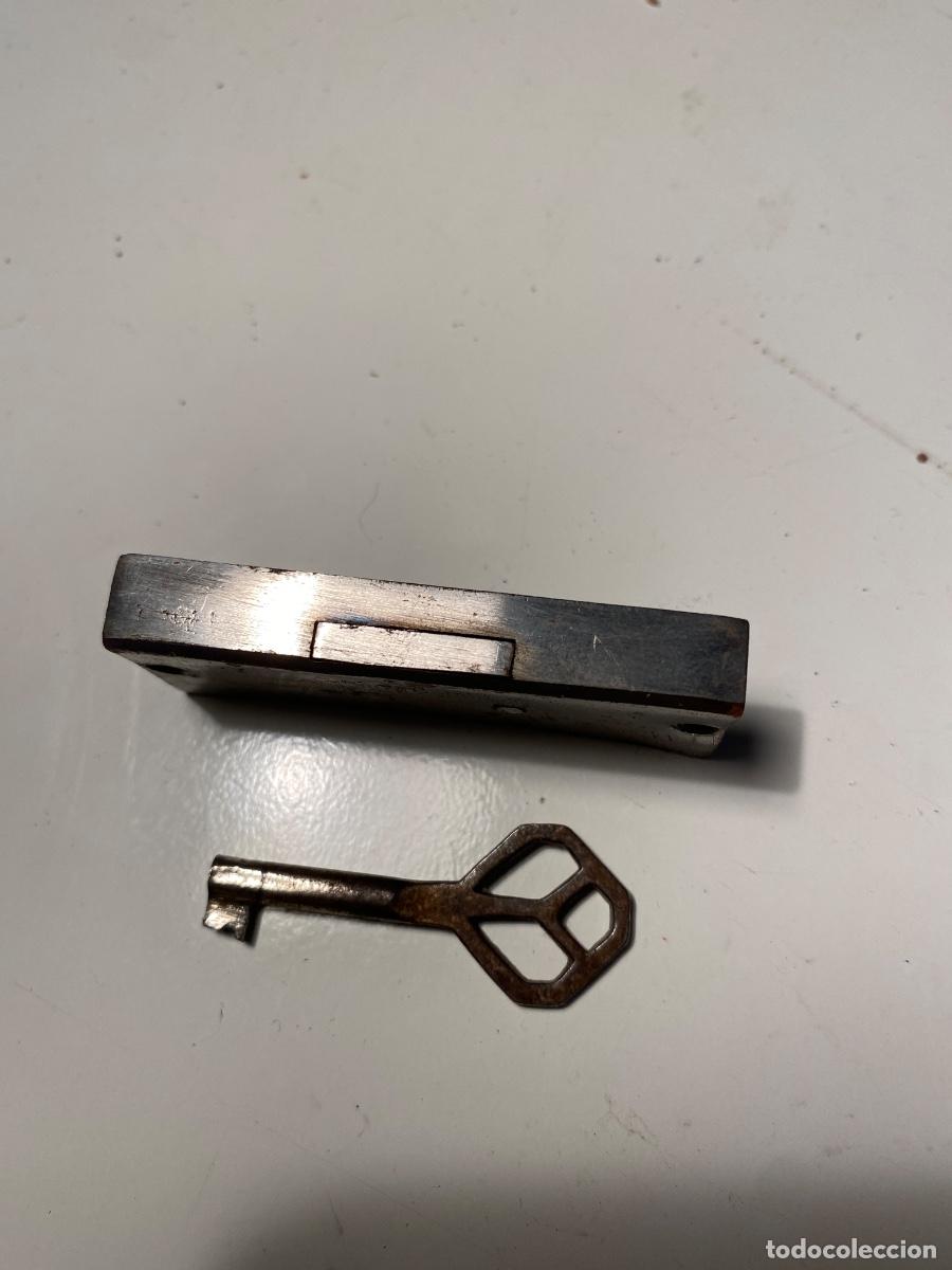 Antig&uuml;edades: Cerradura para mueble con llave - Foto 2